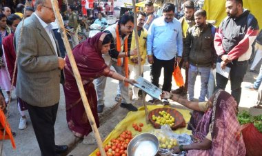 महापौर, निगम अध्यक्ष व आयुक्त ने किया कपड़े की थैलियों का वितरण पॉलीथीन का उपयोग ना करने की दी समझाईश