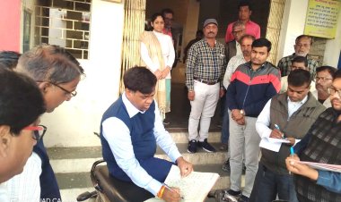 अनुपस्थित पाए गए दस कर्मचारियों का एक दिन का वेतन काटने के निर्देश