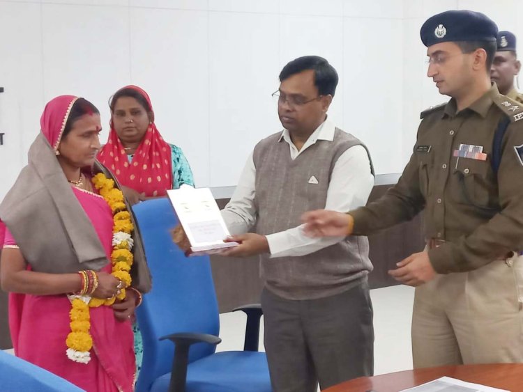 चार वर्षीय बालिका के अपहरण के प्रयास को दो महिलाओं ने बहादुरी से विफल किया कलेक्टर-एसपी ने महिलाओं को सम्मानित किया
