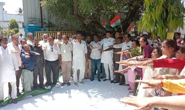 महात्मा गांधी प्रतिमा के सामने कांग्रेस ने किया सत्याग्रह