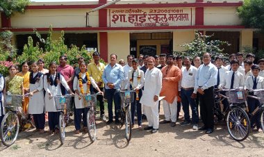 विधायक दिलीप मकवाना ने विद्यार्थियों को साइकिल वितरित की