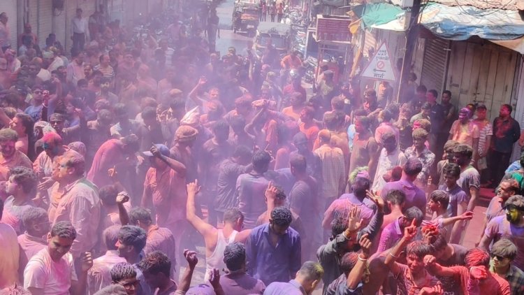 राजेश भरावा के नेतृत्व में निकली रंगपंचमी पर रंगा रंग गैर