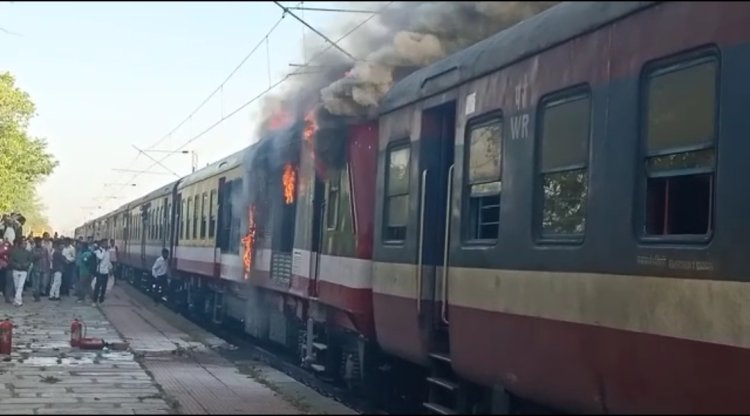 रतलाम से इंदौर जा रही ट्रेन में लगी आग, बड़ा हादसा टला