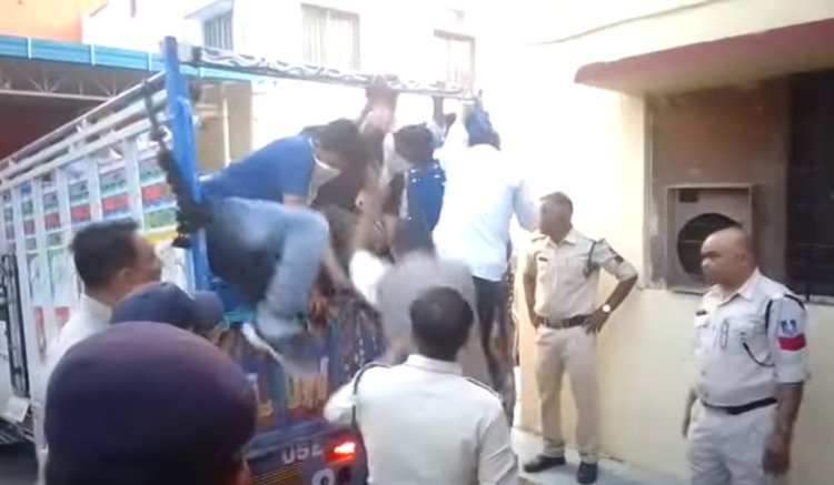 एक पिक अप भरकर जुआरी पकड़ाए , 2 लाख 57 हजार 220 रुपये, ताश की 10 गड्डीया व 31 मोबाईल जप्त