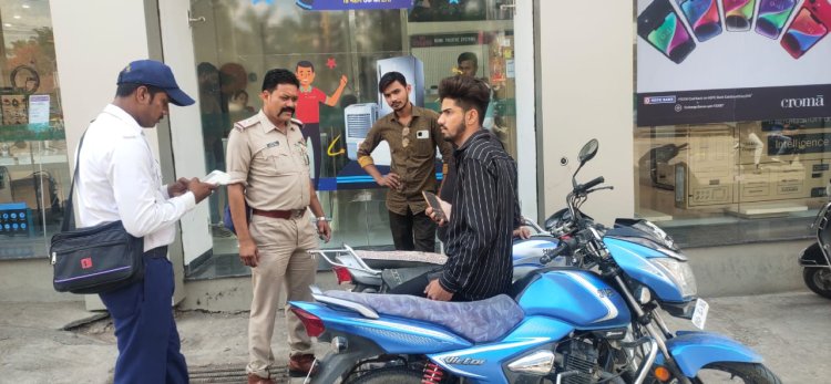 हेलमेट अभियान के तहत शहर के थानों एंव ट्राफीक थाना द्वारा अभियान