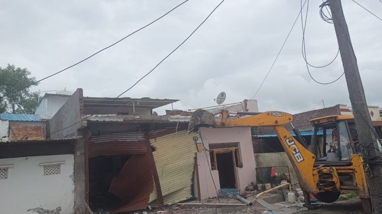 बालिकाओ से अश्लिल हरकत करने वाले आरोपी की अवैध दुकान पर चला बुलडोजर