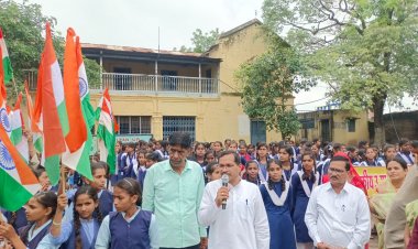 विधायक दिलीप मकवाना की मौजूदगी में स्कूली बच्चों ने निकाली तिरंगा यात्रा