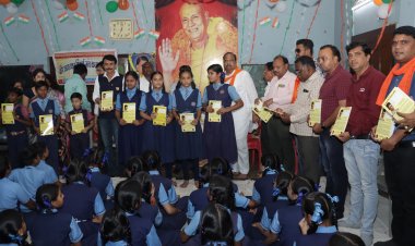 वीर सावरकर मंच के लॉन्ग रजिस्टर का निशुल्क वितरण किया 