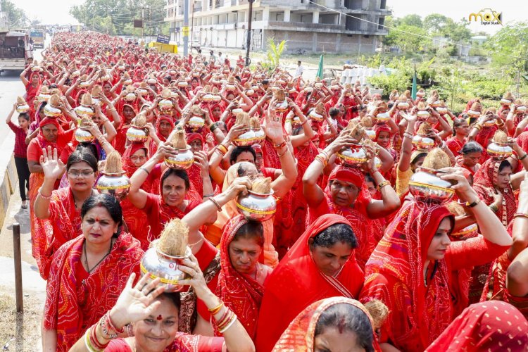 रतलाम में निकली चुनरी कलश यात्राः हजारों की संख्या में महिलाएं माथे पर कलश लेकर निकली तो मानो थम गया शहर, जगह-जगह पुष्प वर्षा कर लोगों ने किया स्वागत