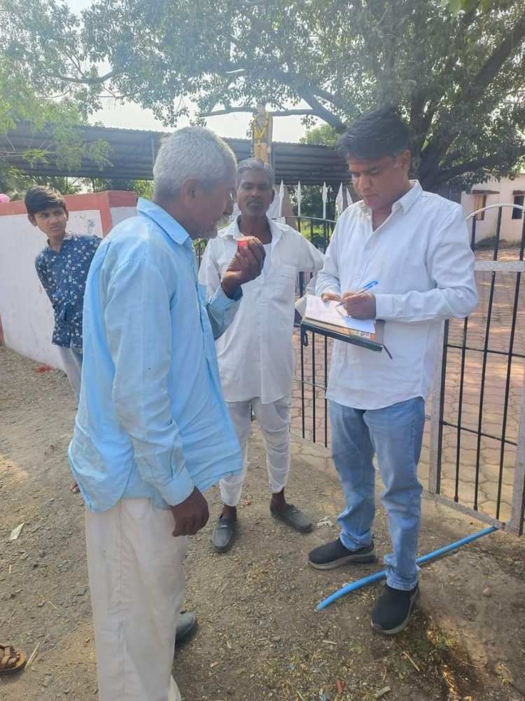 बिमार बुजुर्ग के लिए अपने चुनाव पर्चे को फाड़कर लिख दी दवाई की पर्ची