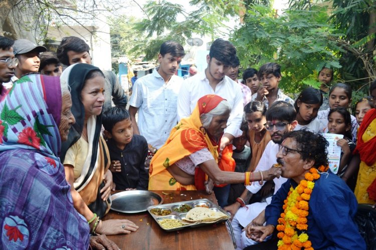 जिनका अपने ही कर देते हैं तिरस्कार, ऐसे लोगों के बीच पहुंचे शहर कांग्रेस प्रत्याशी