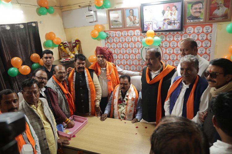 सबको साथ लेकर चलेंगे-भाजपा जिलाध्यक्ष प्रदीप उपाध्याय भाजपा जिला अध्यक्ष ने स्वागत रैली के साथ पार्टी कार्यालय पहुंचकर संभाला पदभार