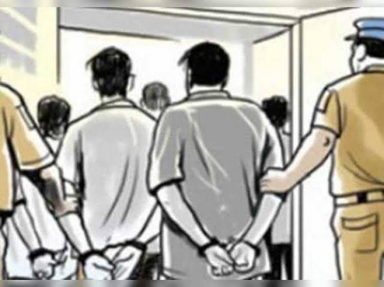 हाट की चौकी पुलिस ने तीन युवकों को सट्टा लिखते रंगेहाथ पकड़ा, 4 हजार की राशि की जप्त... देखें वीडियो