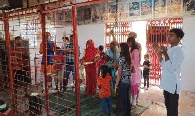 कष्टभंजन हनुमान देव मंदिर पर हनुमान चालीसा का पाठ