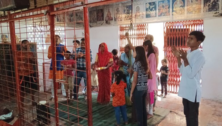 कष्टभंजन हनुमान देव मंदिर पर हनुमान चालीसा का पाठ