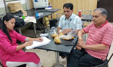 खाद्य एवं औषधि प्रशासन के खाद्य सुरक्षा अधिकारियों ने रतलाम शहर में विभिन्न खाद्य संस्थानों का निरीक्षण कर