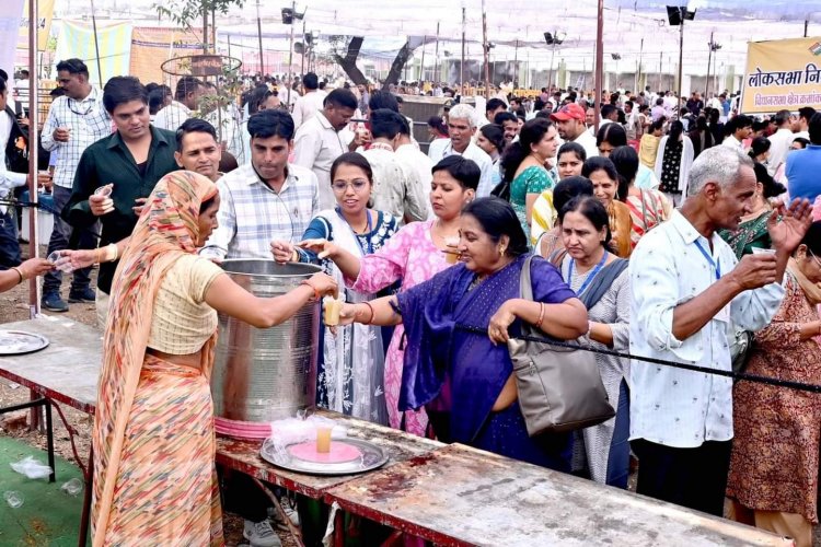 अधिकारियों तथा संस्थाओं की पहल,रतलाम शहर सहित जिले के मतदान केन्द्रों पर मतदाताओं के लिए छाछ, लस्सी, पेयजल, केरी पना इत्यादि की व्यवस्था
