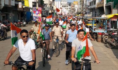 "हर घर तिरंगा अभियान" एवं "आजादी के रंग, खाकी के संग" अभियान के अंतर्गत रतलाम पुलिस द्वारा साइकिल से निकाली गई तिरंगा यात्रा