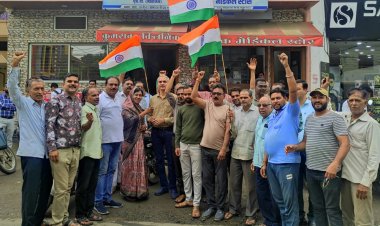 स्वतंत्रता दिवस पर राष्ट्रीय ध्वज फहराने हेतु निगम अध्यक्ष श्रीमती मनीषा शर्मा ने दी घर-घर दस्तक