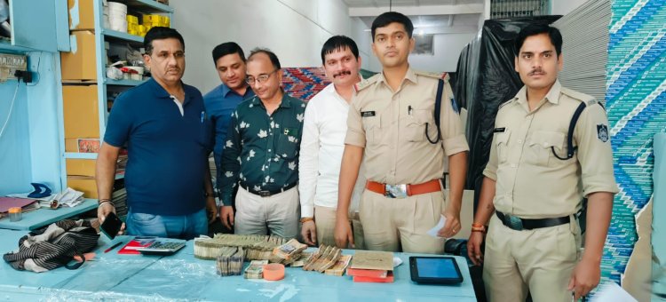 ईमानदारी की मिसाल :- चांदनी चौक क्षेत्र में हम्मालो को मिला रूपयो से भरा बैग , video