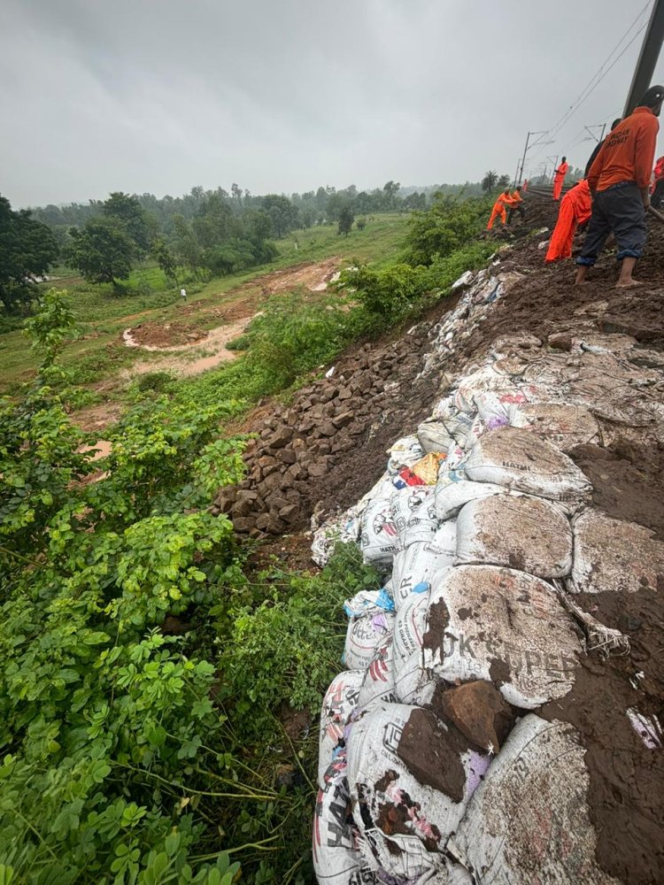 बड़ा हादसा टला :-पेट्रोलमैन की सतर्कता से संभावित दुर्घटना होने से बची