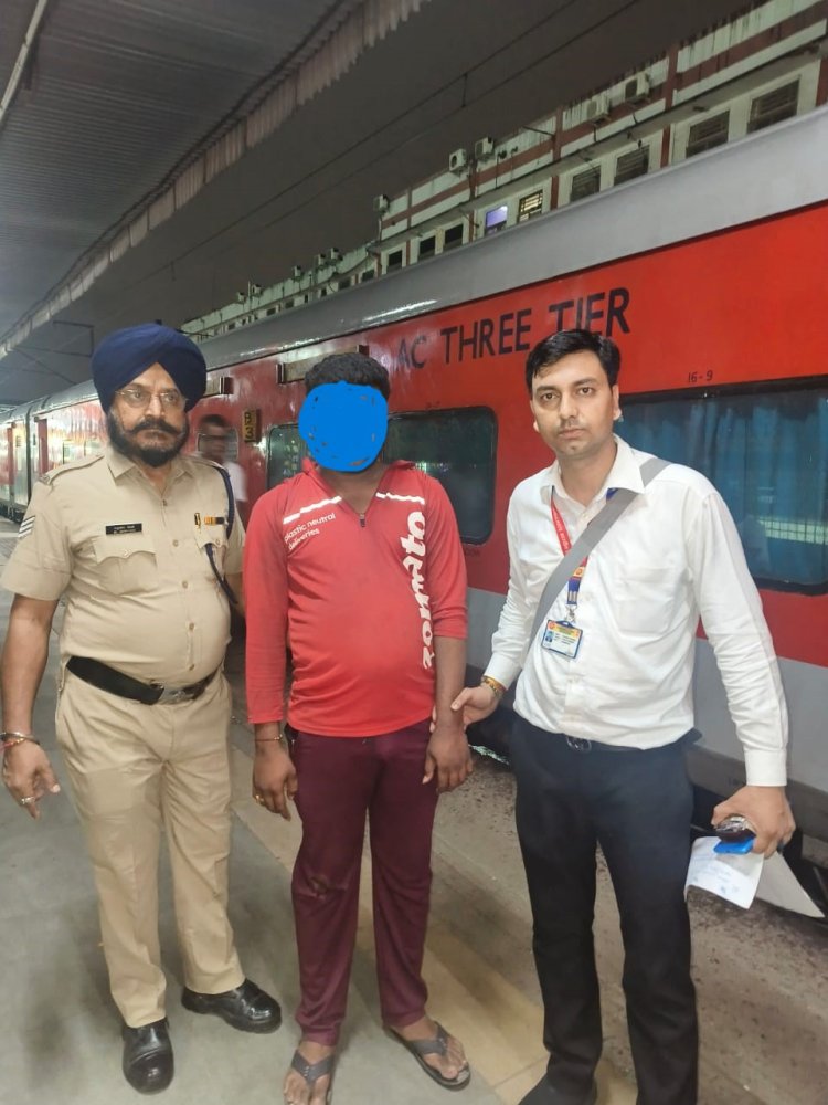 ऑन ड्यूटी चेकिंग स्टाफ की द्रूत कार्यवाई के कारण एक चोर पकड़ा गया