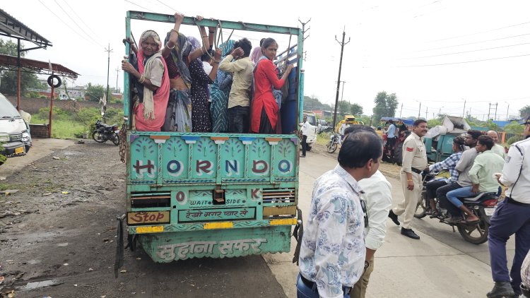 ओवरलोडिंग वाहनों के विरुद्ध रतलाम पुलिस की कार्यवाही,स्कूलों में पहुंचकर किया बसों का निरीक्षण