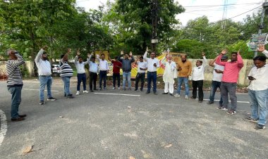 बिजली के टैरिफ में बेतहाशा वृद्धि से गर्माये महौल में 22 जून की बिजली महापंचायत की तैयारी तेज : पॉवर कारपोरेशन प्रबन्धन पर हजारों बिजली कर्मियों का स्थानान्तरण कर बिजली व्यवस्था पटरी से उतारने का आरोप : प्रान्त भर में विरोध प्रदर्शन जारी 