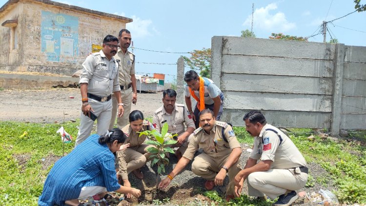 विश्व पर्यावरण दिवस पर रावटी थाना परिसर में वृक्षारोपण
