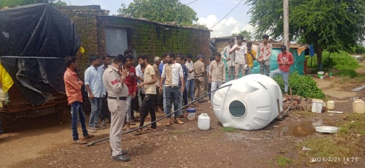 जिम्मेदारों की इसे लापरवाही कहेंगे या हादसा :-धामनोद में टंकी का स्टैंड टूटा, टंकी के नीचे दबने से 6 वर्षीय बालक की मौत