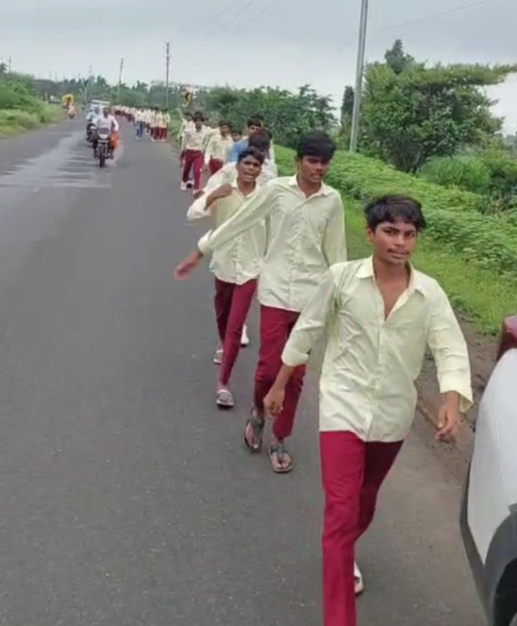 सैलाना के छात्रावास में अव्यवस्थाओं से परेशान छात्रों का पैदल मार्च :- सैलाना स्कूल के बच्चे पैदल पहुंचे डेलनपुर, कलेक्टर ने डेलनपुर पंहुचकर की बच्चों की सुनवाई, त्वरित कार्रवाई का दिया आश्वासन