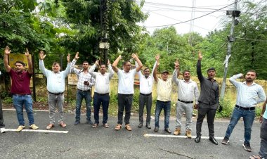 निजीकरण की प्रक्रिया पर संघर्ष समिति ने उठाये सवाल : सरकार यह बताये कि  निजीकरण के बाद निजी घरानों को कितने साल तक कितना आर्थिक सहयोग करेगी सरकार : घोटाले से भरे निजीकरण को निरस्त करने हेतु मुख्यमंत्री से अपील