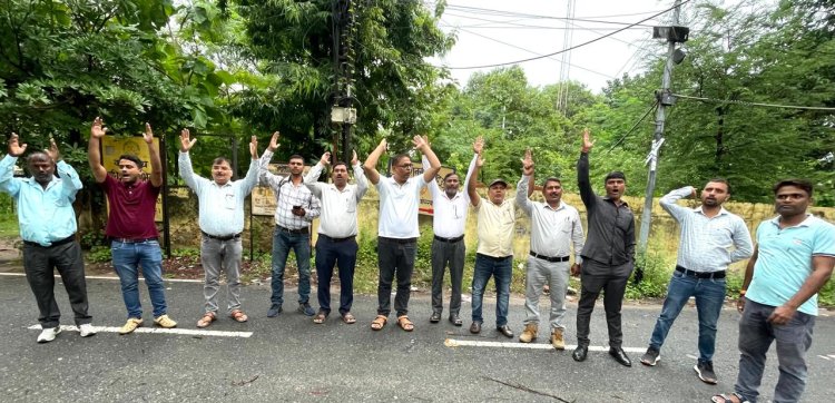 निजीकरण की प्रक्रिया पर संघर्ष समिति ने उठाये सवाल : सरकार यह बताये कि  निजीकरण के बाद निजी घरानों को कितने साल तक कितना आर्थिक सहयोग करेगी सरकार : घोटाले से भरे निजीकरण को निरस्त करने हेतु मुख्यमंत्री से अपील