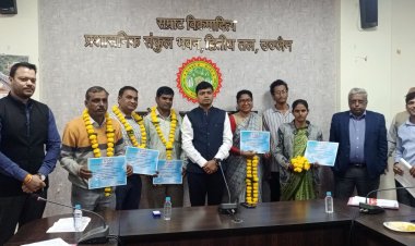 कलेक्‍टर श्री सिंह ने एसआइआर कार्यक्रम में शतप्रतिशत कार्य करने वाले 35 बीएलओ को सम्‍मानित किया