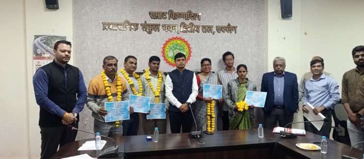 कलेक्‍टर श्री सिंह ने एसआइआर कार्यक्रम में शतप्रतिशत कार्य करने वाले 35 बीएलओ को सम्‍मानित किया