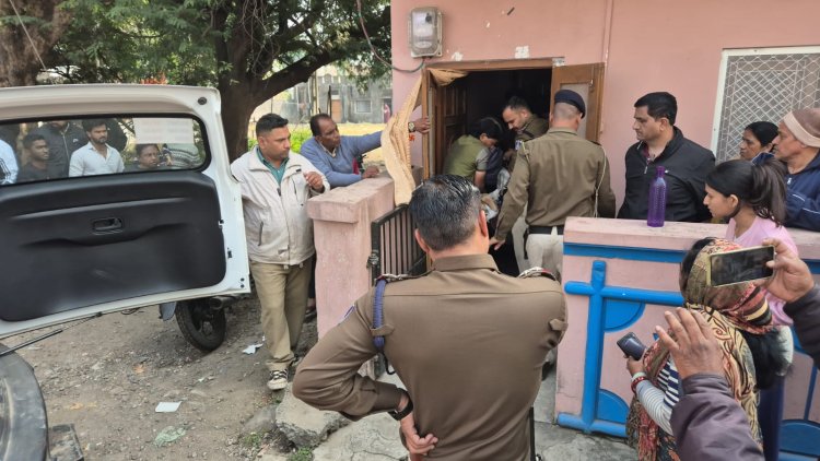 रतलाम में सनसनी : सेवानिवृत्त शिक्षिका सरला धनेटवाल की गला रेतकर हत्या, जेवर-मोबाइल लूटा, एसपी ने एसआई टी गठित की