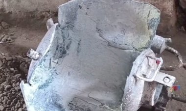 धमाके के साथ फटा वेल्डिंग टैंक, हवा में उछलकर सड़क पर गिरा; बड़ा हादसा टला