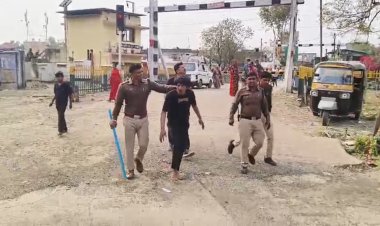 "मार्बल की चमक पड़ी फीकी: जिलाबदर बदमाश को पुलिस ने सड़कों पर पैदल चलाया"