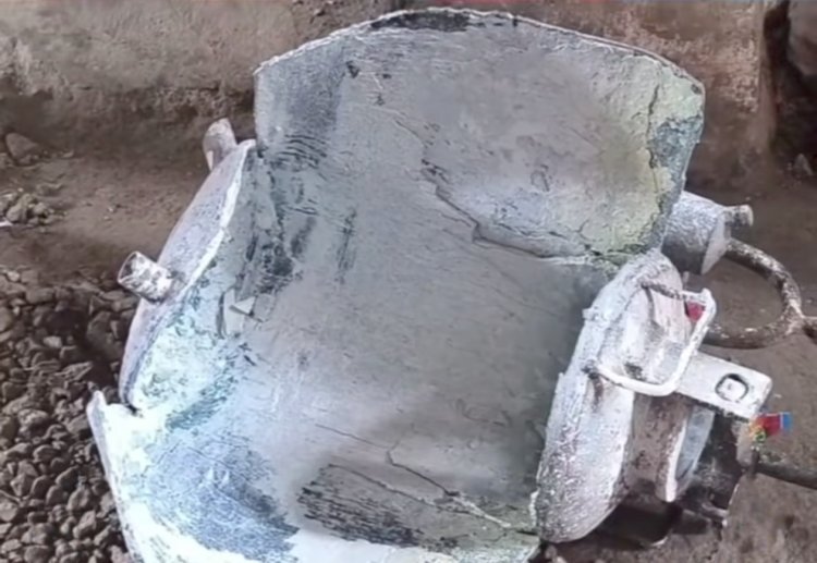 धमाके के साथ फटा वेल्डिंग टैंक, हवा में उछलकर सड़क पर गिरा; बड़ा हादसा टला