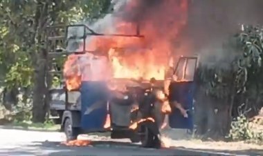 "सड़क पर आग का गोला बना लोडिंग ऑटो; बाल-बाल बचे चालक और साथी, देखें वीडियो।"