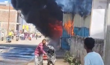 हार्डवेयर दुकान में भीषण आग, 30 लाख का सामान खाक; 4 किमी दूर तक दिखा धुएं का गुबार