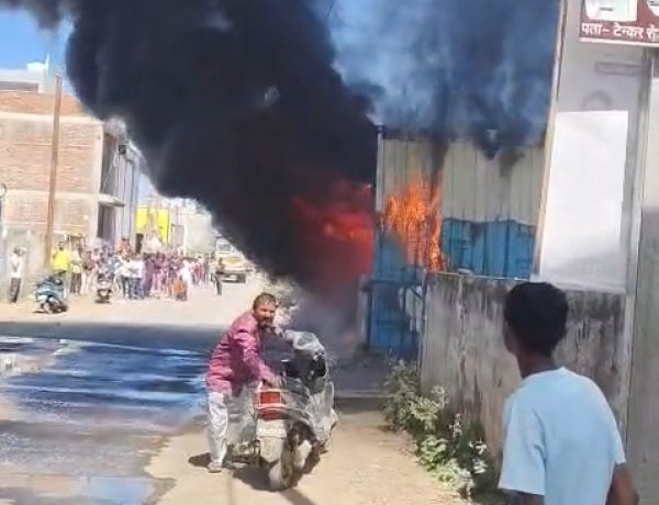 हार्डवेयर दुकान में भीषण आग, 30 लाख का सामान खाक; 4 किमी दूर तक दिखा धुएं का गुबार