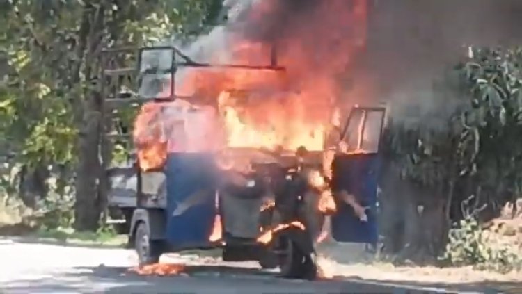 "सड़क पर आग का गोला बना लोडिंग ऑटो; बाल-बाल बचे चालक और साथी, देखें वीडियो।"