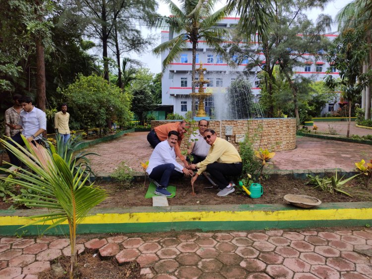 रॉयल कॉलेज में पौधारोपण पखवाड़े का शुभारंभ  "लगाए जाएंगे 1000 से अधिक फलदार व छायादार पौधे"